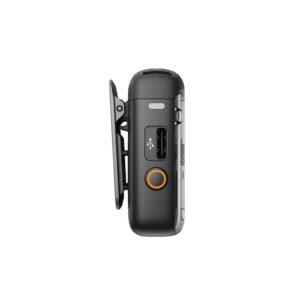 DJI_Mic2_1-black_002 DJI Mic 2 -lähetin, musta sivukuva: kompakti musta lähetin, jossa on oranssi pyöreä painike, USB-portti ja sisäänrakennettu vyöklipsi. Tyylikäs moderni muotoilu minimalistisella estetiikalla.