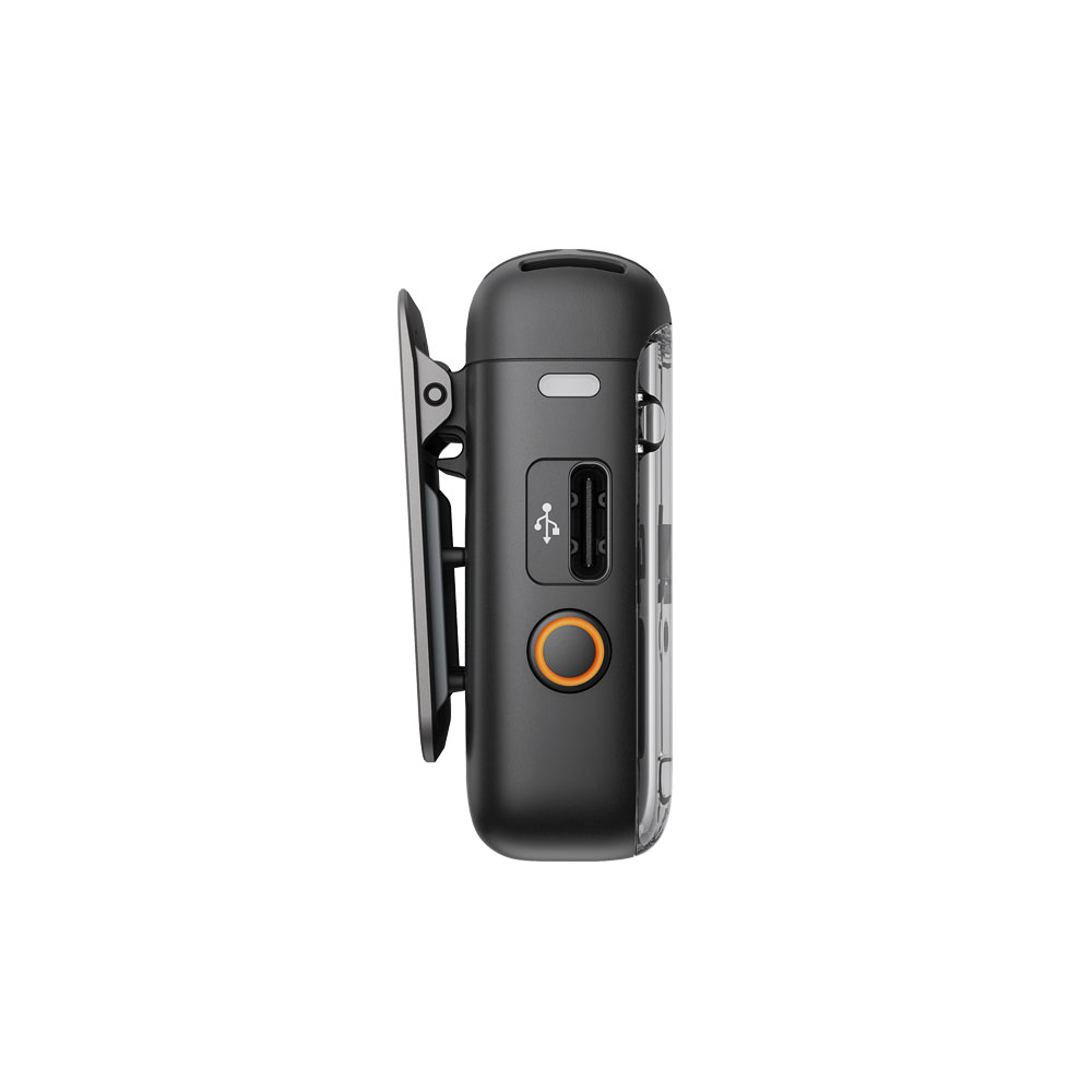 DJI_Mic2_1-black_002 DJI Mic 2 -lähetin, musta sivukuva: kompakti musta lähetin, jossa on oranssi pyöreä painike, USB-portti ja sisäänrakennettu vyöklipsi. Tyylikäs moderni muotoilu minimalistisella estetiikalla.