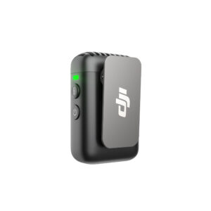 DJI_Mic2_1-black_003 DJI Mic 2 -lähetin, musta on kompakti musta langaton mikrofonilähetin, jossa on pidike, DJI-logo, virta- ja linkkipainikkeet sekä vihreä merkkivalo.