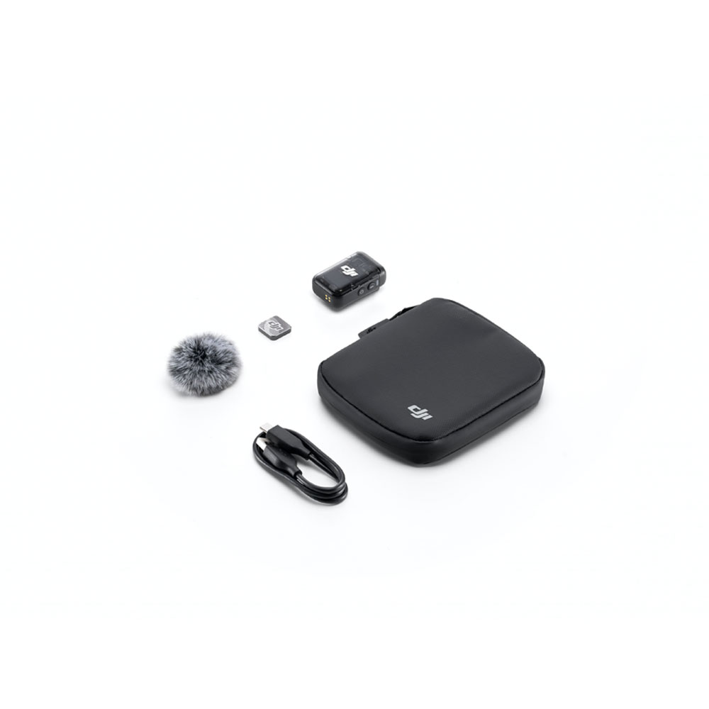 DJI_Mic2_1-black_004 DJI Mic 2 -lähetin, musta setti sisältää kompaktin mustan kotelon, mikrofonilähettimen, tuulisuojan, USB-latauskaapelin ja vastaanottimen, jotka on järjestetty siististi valkoiselle taustalle.
