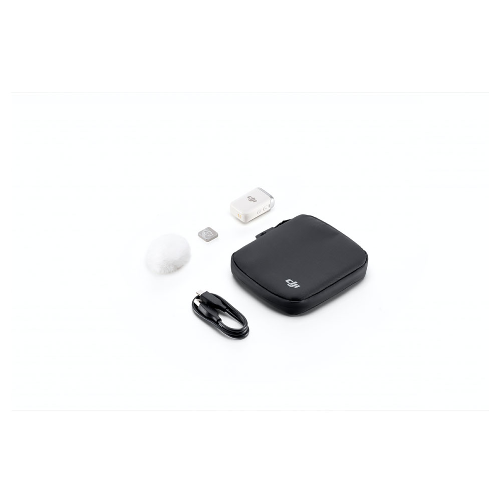 DJI_Mic2_1-white_001 Valkoisella pohjalla on valkoinen DJI Mic 2 -lähetin, musta kantolaukku, latauskaapeli, valkoinen sovitin, pieni valkoinen vaahtomuovinen tuulisuoja ja microSD-kortti.