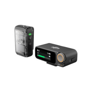 DJI_Mic2_1+1 DJI Mic 2 Single Set -langaton mikrofonijärjestelmä sisältää kompaktin mustan lähettimen ja mustan vastaanottimen, jossa on näyttö ja oranssi valintapyörä, joissa molemmissa on DJI-logo.