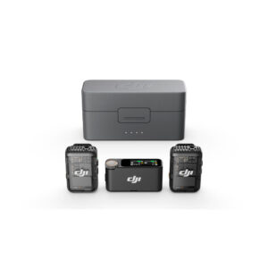 DJI_Mic2_1+2_003 DJI Mic 2 Dual Kit -langaton mikrofonijärjestelmä sisältää kaksi mustaa digitaalinäytöllä varustettua lähetintä ja vastaanottimen, jotka näkyvät harmaan suorakulmaisen latauskotelon edessä valkoisella pohjalla.