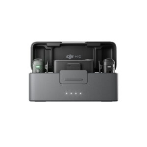 DJI_Mic2_1+2_005 Musta DJI Mic 2 Dual Kit -langaton mikrofonijärjestelmä -latauskotelo on avattu, ja sen sisältä paljastuu kaksi langatonta lähetintä ja vastaanotin. Etupuolella olevat neljä LED-valoa ilmaisevat akun tilan.