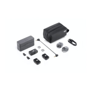 DJI_Mic2_1+2_007 DJI Mic 2 Dual Kit -langaton mikrofonijärjestelmä näkyy valkoisella pinnalla, jossa on kaksi lähetintä, yksi vastaanotin, latauskotelo, kaksi karvaista tuulilasia, USB-kaapelit, sovitinkaapelit, microSD-kortit ja musta kantolaukku.