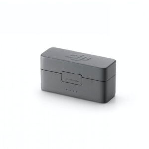 DJI_Mic2_CC_002 Suorakulmainen harmaa DJI Mic 2 -latauskotelo -latauskotelo, jonka yläosassa on DJI-logo, keskussalpa ja neljä etupuolen merkkivaloa, jotka näkyvät valkoisella pohjalla.
