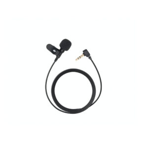 DJI_Mic2_LM_001 DJI Lavalier Mic -mikrofoni vaahtomuovisella tuulisuojalla ja pitkällä mustalla kaapelilla, joka päättyy suorakulmaiseen 3,5 mm:n ääniliitäntään, näkyy valkoisella pohjalla.