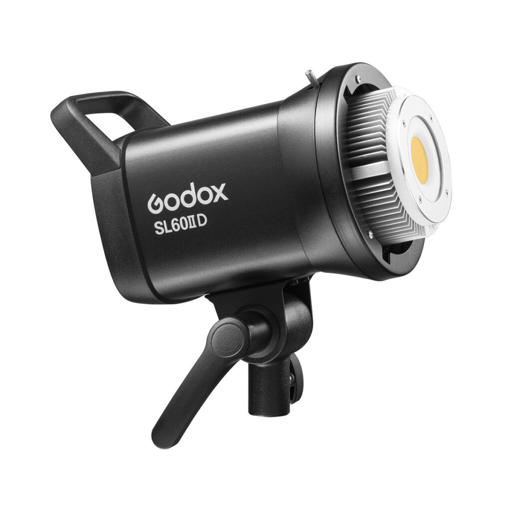 Godox SL60IID2 Godox SL60IID LED-videovalaisin -LED-valo on esitetty mustana, jossa on kahva, säädettävä kiinnitysteline ja näkyvät jäähdytysripat LEDin ympärillä valkoista taustaa vasten.