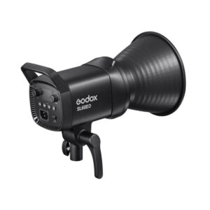 Godox SL60IID4 Godox SL60IID LED-videovalaisin -LED-valo mustana on kuvassa kulmikkaasti käännettynä, jotta sen takaosan säätimet ja etuosan heijastin tulevat näkyviin, ja kiinnityskahva on näkyvissä.