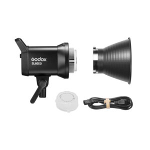 Godox SL60IID7 Godox SL60IID LED-videovalaisin -LED-valo on kuvassa kiinnitystelineen, heijastimen, virtajohdon ja värisuodinsovittimen kanssa valkoisella pohjalla.