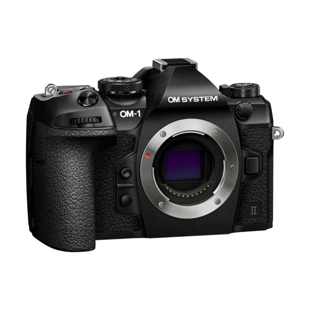 OM-1II_001 Musta OM Systems OM-1 Mark II -järjestelmäkameran runko, kuvioitu kahva, ei objektiivi kiinnitetty, altistamalla kameran sensori ja eri säätimet. 400€ Cashback.