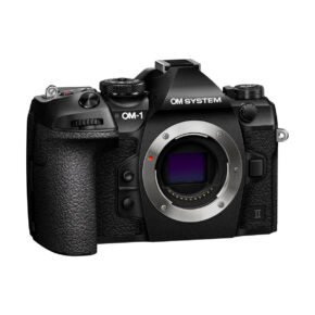 OM-1II_001 Musta OM Systems OM-1 Mark II -järjestelmäkameran runko, kuvioitu kahva, ei objektiivi kiinnitetty, altistamalla kameran sensori ja eri säätimet. 400€ Cashback.