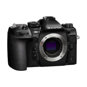 Musta OM Systems OM-1 Mark II -järjestelmäkameran runko, kuvioitu kahva, ei objektiivi kiinnitetty, altistamalla kameran sensori ja eri säätimet. 400€ Cashback.
