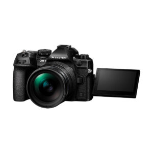 Musta OM Systems OM-1 Mark II -järjestelmäkamera, jossa on suuri objektiivi ja sivulle käännettävä LCD-näyttö, näkyy valkoista taustaa vasten, ja siinä on 500€ Cashback.