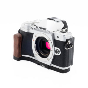 Olympus OM-D E-M10 III-4 Olympus OM-D E-M10 Mark III (SC 3500) + kahva - Käytetty
