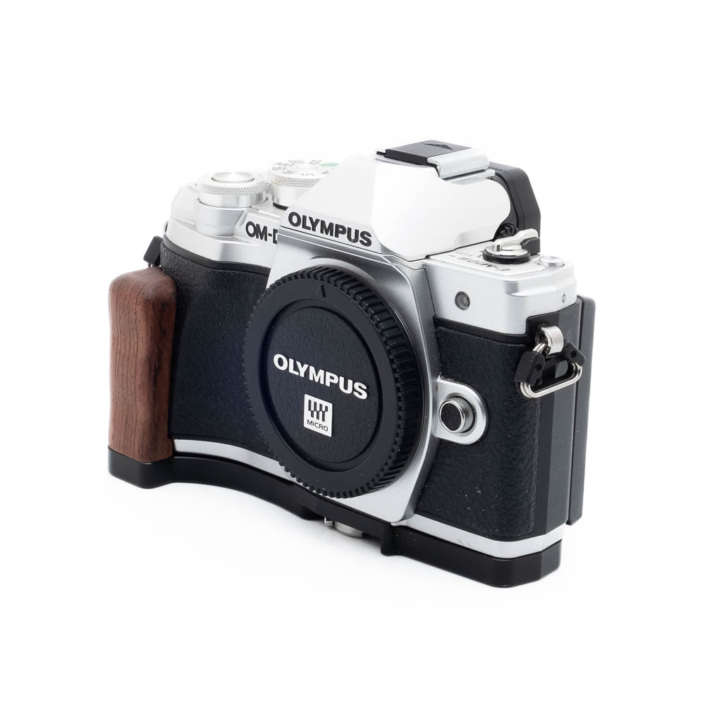 Olympus OM-D E-M10 III-5 Olympus OM-D E-M10 Mark III (SC 3500) + kahva - Käytetty