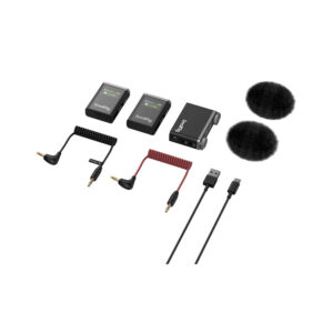 SMALLRIG--3487-Wireless-Microphone-Forevala-W60-02 SmallRig 3487 Forevala W60 Wireless Microphone -pakkaus sisältää kaksi lähetintä, yhden vastaanottimen, kaksi kelattua äänikaapelia, kaksi mustaa karvaista tuulisuojaa ja kaksi USB-latauskaapelia, jotka on järjestetty valkoiselle taustalle.