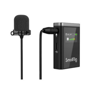 SMALLRIG--3487-Wireless-Microphone-Forevala-W60-03 SmallRig 3487 Forevala W60 -langaton mikrofoni on kompakti järjestelmä, jossa on vaahtomuovilla päällystetty kiinnitettävä mikrofoni, joka on kaapeloitu mustaan vastaanottimeen, jossa on näyttö ja SmallRig-logo.
