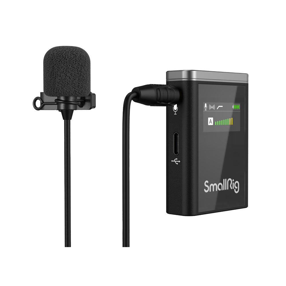 SMALLRIG--3487-Wireless-Microphone-Forevala-W60-03 SmallRig 3487 Forevala W60 -langaton mikrofoni on kompakti järjestelmä, jossa on vaahtomuovilla päällystetty kiinnitettävä mikrofoni, joka on kaapeloitu mustaan vastaanottimeen, jossa on näyttö ja SmallRig-logo.