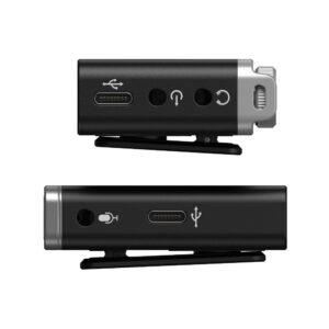 SMALLRIG--3487-Wireless-Microphone-Forevala-W60-04 Kaksi mustaa SmallRig 3487 Forevala W60 -langatonta mikrofonia, joissa on USB-, kuuloke- ja resetointiportit, on esitetty eri kuvakulmista. Laitteissa on metalliset päät, klipsikiinnikkeet ja selkeät porttitarrat valkoisella pohjalla.