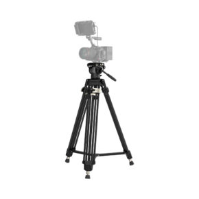 SMALLRIG--4163-Heavy-Duty-Aluminium-Video-Tripod-Kit-FreeBlazer-AD-80-01 SmallRig 4163 Heavy-Duty Aluminium Video Tripod Kit FreeBlazer AD-80, kuvassa säädettävät jalat ja asennettu digitaalikamera, jossa on mikrofoni ja monitori, on asetettu valkoista taustaa vasten.