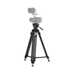 SMALLRIG--4163-Heavy-Duty-Aluminium-Video-Tripod-Kit-FreeBlazer-AD-80-01 SmallRig 4163 Heavy-Duty Aluminium Video Tripod Kit FreeBlazer AD-80, kuvassa säädettävät jalat ja asennettu digitaalikamera, jossa on mikrofoni ja monitori, on asetettu valkoista taustaa vasten.