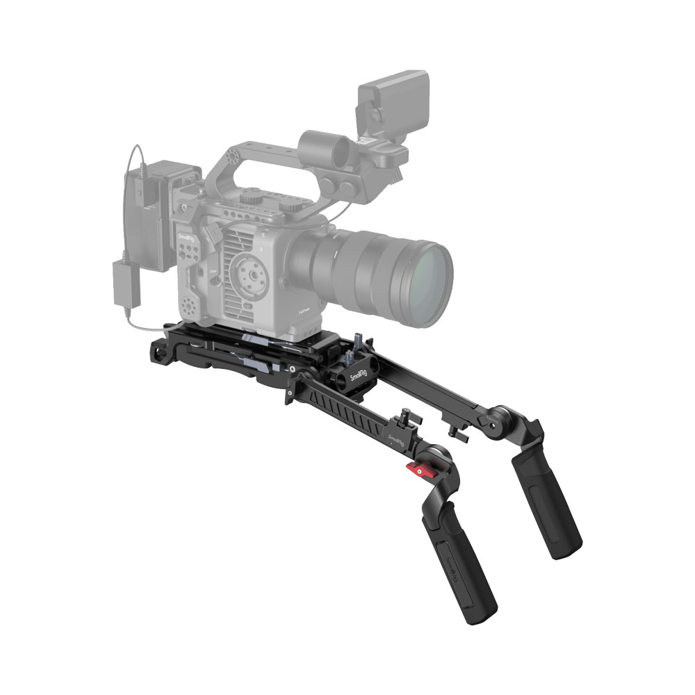 SMALLRIG--4274-01 SmallRig 4274 Shoulder Rig Kit Pro sisältää kaksi mustaa säädettävää kahvaa ja kiinnitysvälineet, jotka on kiinnitetty digitaalisen videokameran alle, joka on osittain läpinäkyvä.