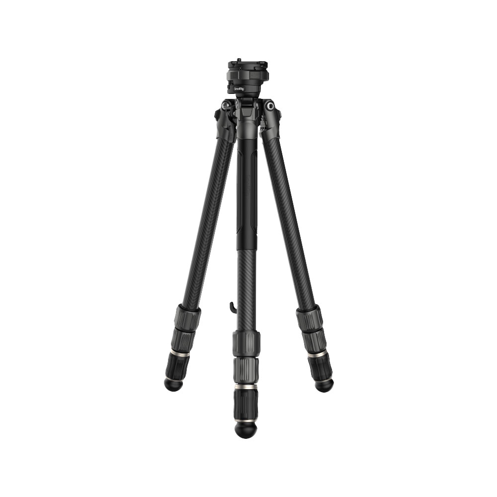SMALLRIG--4353-FreeSpeed-Carbon-Travel-Tripod-AP-100-03 SmallRig 4353 FreeSpeed Carbon Travel Tripod AP-100, musta kolmijalka, jossa on säädettävät jalat ja kierrelukot, seisoo pystyssä valkoisella pohjalla.