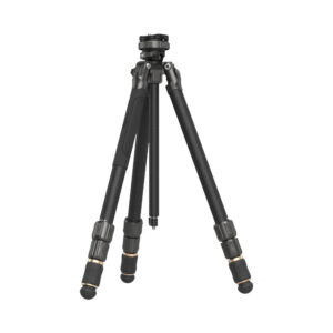 SMALLRIG--4353-FreeSpeed-Carbon-Travel-Tripod-AP-100-04 SmallRig 4353 FreeSpeed Carbon Travel Tripod AP-100 on musta, kolmijalkainen kameran kolmijalka, jossa on ulosvedettävät, kierrelukittavat jalat, kumijalat ja kiinnitysalusta, kuvassa osittain avattuna valkoista taustaa vasten.