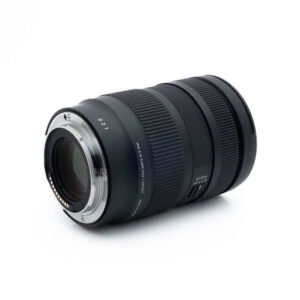 Sigma 28-70mm f/2.8 DG DN C L-Mount - Käytetty -objektiivi on kyljellään valkoisella taustalla, ja siinä näkyy mustat zoomaus- ja tarkennusrenkaat sekä metallinen kiinnitys ja elektroniset kontaktit.