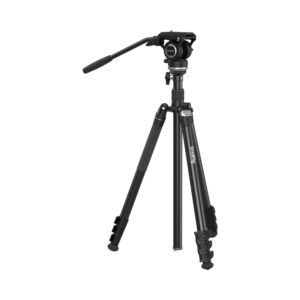 SmallRig-4475-Video-Tripod-Kit-CT210-01 SmallRig 4475 Video Tripod Kit CT210 on musta kamerastatiivi, jossa on säädettävät jalat, nestepää ja pitkä kahva sulavaa panorointia varten. Yksi jalka on pidennetty muita leveämmäksi. Tuotenimi on näkyvissä yhdessä jalassa.