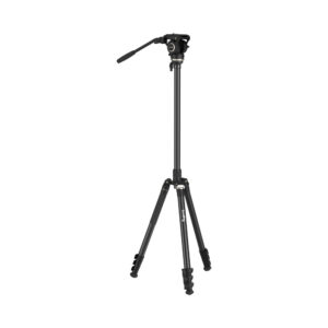 SmallRig-4475-Video-Tripod-Kit-CT210-02 SmallRig 4475 Video Tripod Kit CT210 on musta kolmijalka, jossa on pidennetty keskipylväs, säädettävät jalat ja panoraamakahva, kuvassa pystyssä valkoisella taustalla.