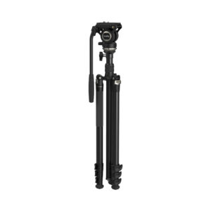 SmallRig-4475-Video-Tripod-Kit-CT210-03 SmallRig 4475 Video Tripod Kit CT210 on musta kolmella kokoontaitettavalla jalalla, kääntyvällä ja kallistuvalla päälaella, kahvalla ja jalkojen lukitusmekanismeilla varustettu kolmijalkainen jalusta, joka on kuvassa pystyssä valkoisella pohjalla.
