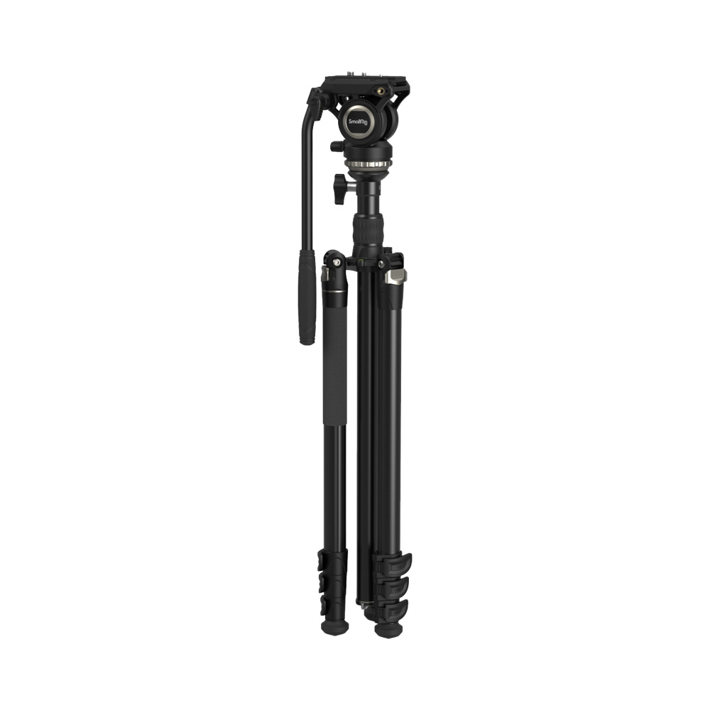 SmallRig-4475-Video-Tripod-Kit-CT210-03 SmallRig 4475 Video Tripod Kit CT210 on musta kolmella kokoontaitettavalla jalalla, kääntyvällä ja kallistuvalla päälaella, kahvalla ja jalkojen lukitusmekanismeilla varustettu kolmijalkainen jalusta, joka on kuvassa pystyssä valkoisella pohjalla.