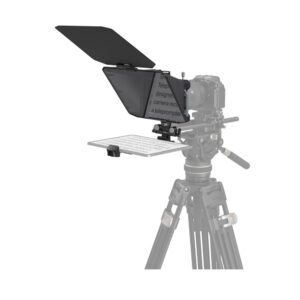 smallrig-3646-Multifunctional-Teleprompter-01 SmallRig 3646 monitoiminen Teleprompter-teleprompteri asennetaan jalustalle, ja sen heijastavan näytön takana on kamera, joka näyttää tekstin, ja näytön alapuolella on valkoinen kirjoitusalusta.