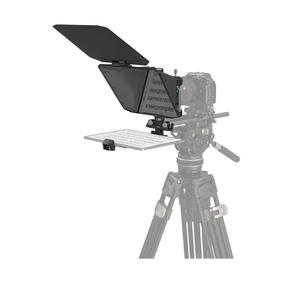 smallrig-3646-Multifunctional-Teleprompter-01 SmallRig 3646 monitoiminen Teleprompter-teleprompteri asennetaan jalustalle, ja sen heijastavan näytön takana on kamera, joka näyttää tekstin, ja näytön alapuolella on valkoinen kirjoitusalusta.