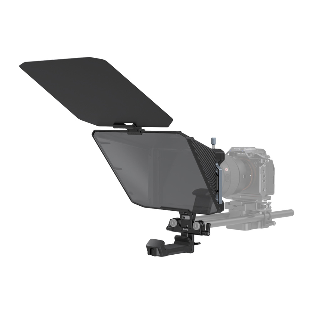 smallrig-3646-Multifunctional-Teleprompter-03 SmallRig 3646 monitoiminen Teleprompter-teleprompteri asennetaan sauvoihin kameran eteen. Kamera ja tangot ovat osittain näkyvissä teleprompterin takana kuvauksen aikana.