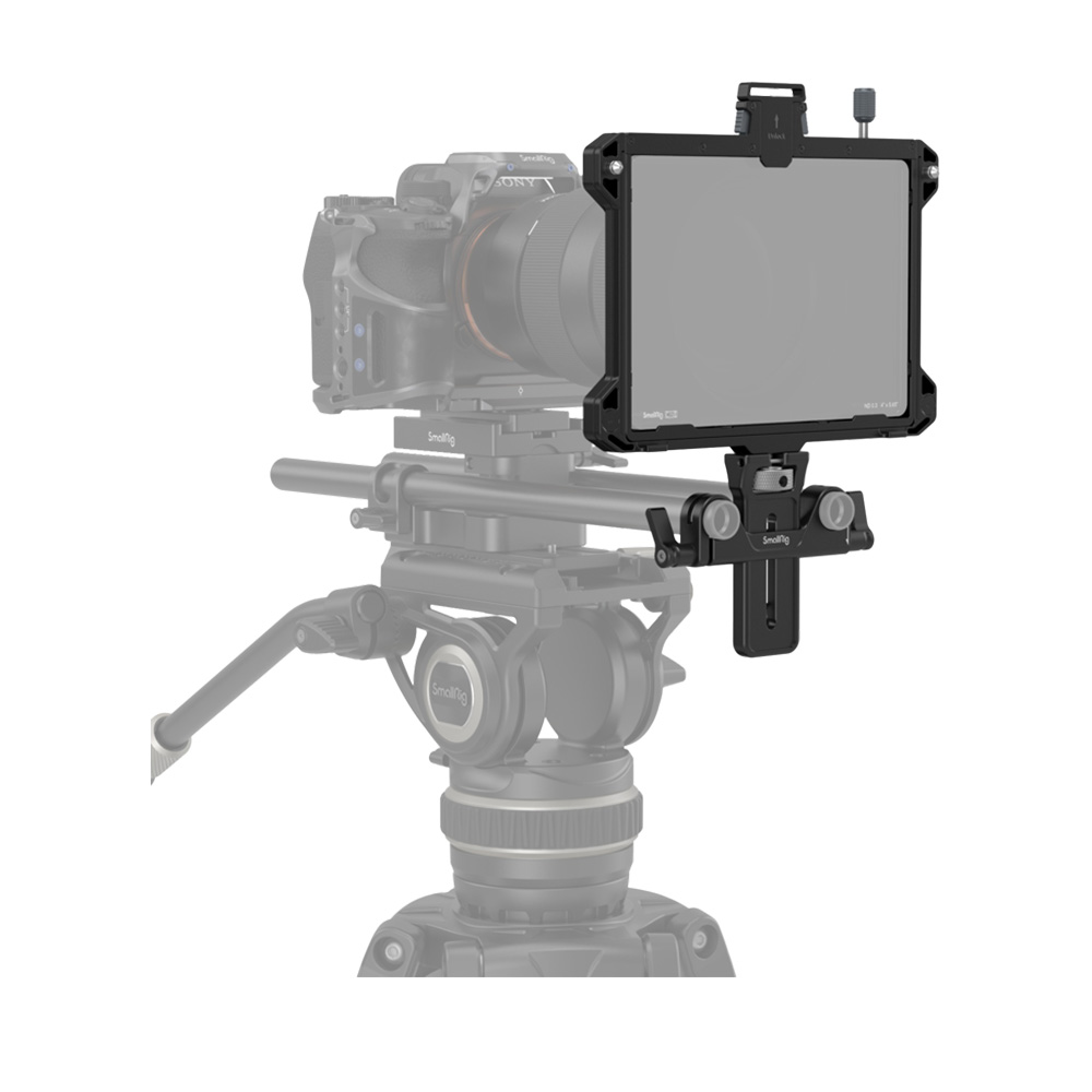 smallrig-3646-Multifunctional-Teleprompter-04 SmallRig 3646 -monitoiminen teleprompteri asennetaan kamerajalustalle digitaalikameran eteen, ja molemmat kiinnitetään nestepääjalustaan. Kamera ja jalusta näkyvät haalistuneina, puoliksi läpinäkyvinä.