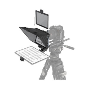 smallrig-3646-Multifunctional-Teleprompter-05 SmallRig 3646 -monitoiminen Teleprompter on kiinnitetty jalustalle asennettuun kameraan; se heijastaa tekstiä alla olevalta näytöltä linssin edessä olevalle lasille.