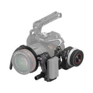 smallrig-3781-02 SmallRig 3781 MagicFIZ Wireless Follow Focus Basic Kit on ammattikäyttöön tarkoitettu kamerakalusto, jossa on kahva, objektiivivarustus, ulkoinen akku, seurantatarkennusjärjestelmä ja ohjausyksikkö. Jotkin komponentit on korostettu tai esitetty puoliksi läpinäkyvinä valkoisella pohjalla.