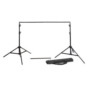 1326288360_462 Godox Background System BS02 on kannettava sarja, jossa on kaksi säädettävää jalustaa, vaakasuora poikkitanko, ylimääräinen tanko ja kantolaukku, kaikki kuvassa valkoisella pohjalla.