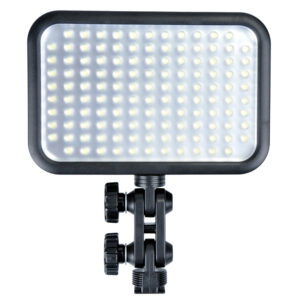 1373351125_161 Godox Led 126 on suorakulmainen LED-videovalaisinpaneeli, jossa on useita pieniä lamppuja, jotka on sijoitettu mustaan kehykseen, asennettu säädettävään kiinnikkeeseen, jossa on kaksi nuppia, ja esitetty valkoista taustaa vasten.