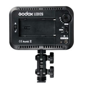 1373351130_847 Godox Led 126 -videovalopaneeli näkyy takaa, ja siinä on säätönupit, paristopaikka, virtakytkin ja näkyvä kiinnityskannake.