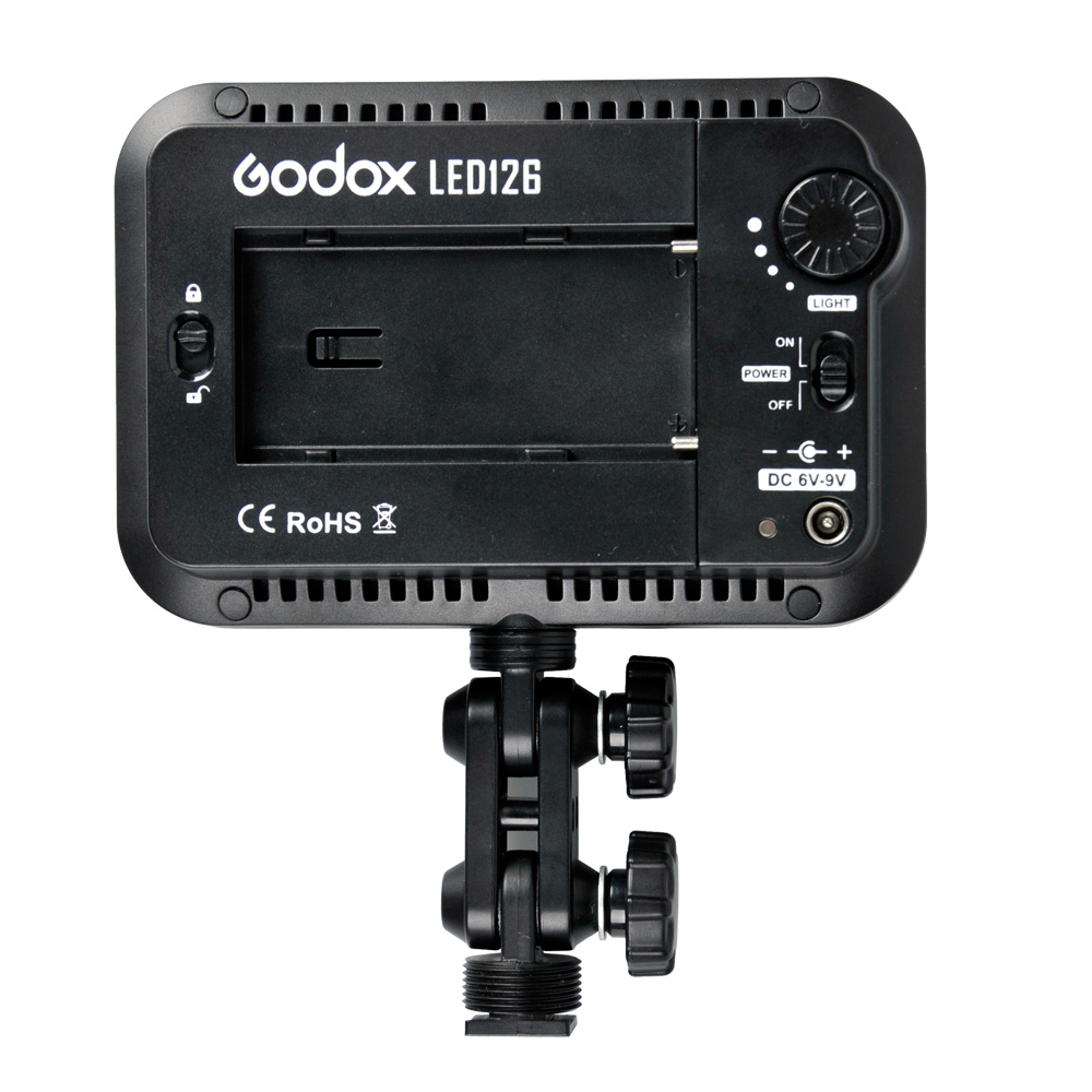 1373351130_847 Godox Led 126 -videovalopaneeli näkyy takaa, ja siinä on säätönupit, paristopaikka, virtakytkin ja näkyvä kiinnityskannake.