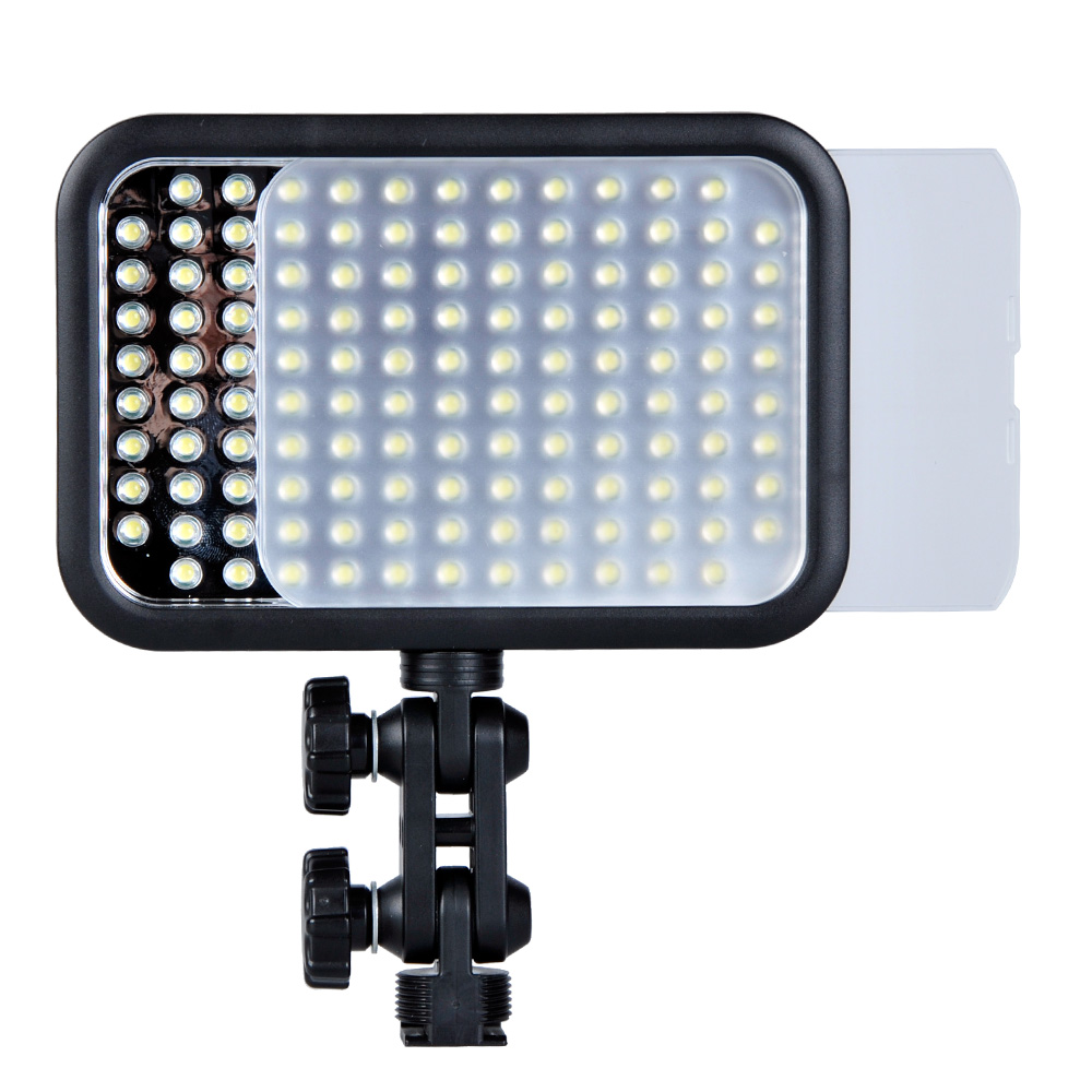 1373351135_134 Godox Led 126 on suorakulmainen LED-videovalaisin, jossa on säädettävä kiinnitys ja useita rivejä pieniä LED-lamppuja. Valon puolikkaassa on himmeä diffuusoripaneeli, joka liukuu etupuolella säädettäviä valotehosteita varten.