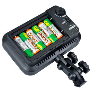 1373351142_696 Godox Led 126 musta LED-videovalaisin, jonka paristolokero on avattu ja jonka sisältä paljastuu neljä AA-paristoa. Valon vieressä on kiinnitysteline, jossa on säädettävät nupit.