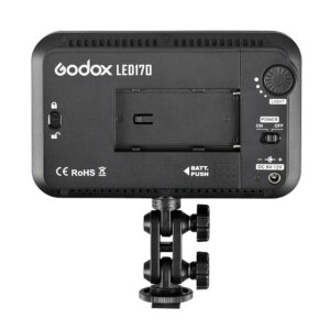 1373351210_599 Godox Led 170 -videovalaisimessa, joka on kuvattu takaa mustana, on hallintalaitteet, säätöpyörät, paristopaikka, virtakytkin, kiinnitysteline ja viranomaismerkinnät.