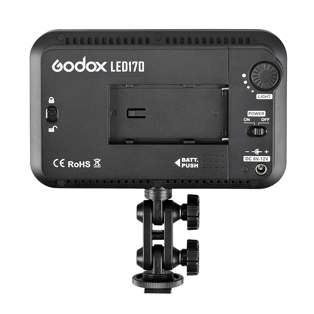 1373351210_599 Godox Led 170 -videovalaisimessa, joka on kuvattu takaa mustana, on hallintalaitteet, säätöpyörät, paristopaikka, virtakytkin, kiinnitysteline ja viranomaismerkinnät.
