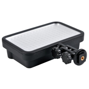 1373351215_092 Godox LED 170 on suorakulmainen musta LED-videovalaisinpaneeli, jossa on himmeä etukansi ja joka on asennettu säädettävään kiinnikkeeseen, jossa on nupit ja kierreruuvi kameraan tai jalustaan kiinnittämistä varten.