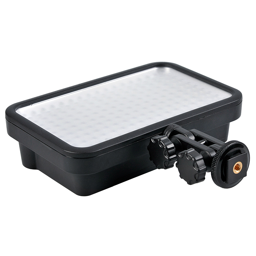 1373351215_092 Godox LED 170 on suorakulmainen musta LED-videovalaisinpaneeli, jossa on himmeä etukansi ja joka on asennettu säädettävään kiinnikkeeseen, jossa on nupit ja kierreruuvi kameraan tai jalustaan kiinnittämistä varten.